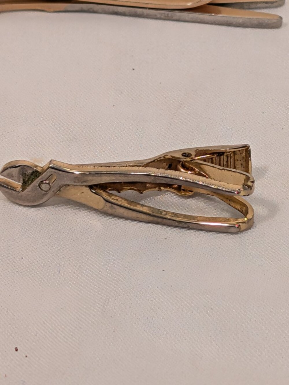 HANDYMAN 3 Tie Clips Saw Wrench Scissors/Snips (this one marked SWANK) - Picture 5 of 13